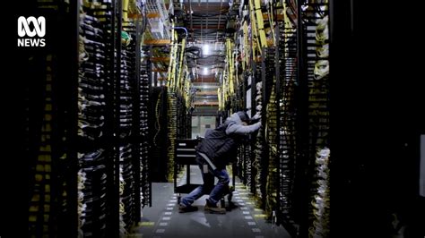 Amazon wins contract to store 'top.